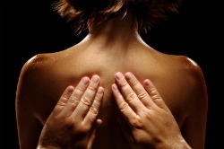 treatment for fibromyalgia, manual therapy, woman getting a massage
